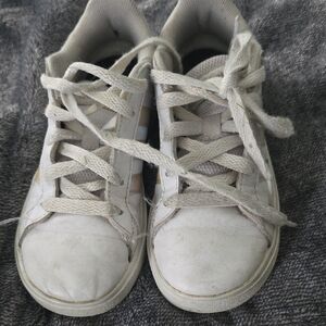 Adidas White Sneakers Classic Minimalist Design